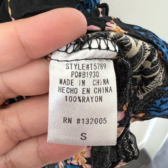 Entro Black Blue Flowy Boho Floral Abstract Top- Size Small - Picture 11 of 11